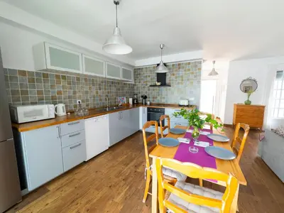 a kitchen with a table and chairs in a room at Magnífico Dúplex Nueva Andalucía, 3 habitaciones y vistas a la playa in Sanlúcar de Barrameda