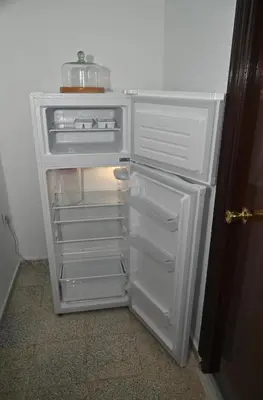 a white refrigerator with its door open in a room at Bienvenidos a San Miguel in Jerez de la Frontera