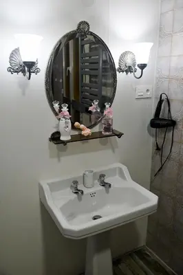 a bathroom with a sink and a mirror at Bienvenidos a San Miguel in Jerez de la Frontera