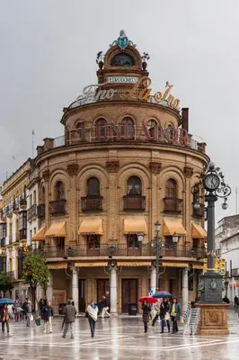 a large building with people walking in front of it at La Baraka Apartamentos 2 in Jerez de la Frontera