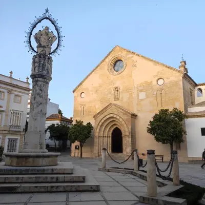 a church with a statue in front of a building at La Baraka Apartamentos 2 in Jerez de la Frontera