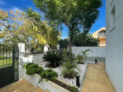 a garden with a white fence and plants at Sunset Villa Arcos in Arcos de la Frontera