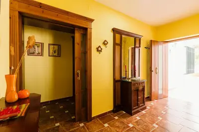 a room with a hallway with yellow walls and a door at Precioso Chalet Atlántida solo familias in Roche