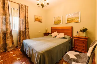 a bedroom with a bed and a dresser and a window at Precioso Chalet Atlántida solo familias in Roche