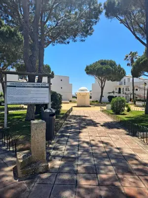 a sign at the end of a sidewalk at Apartamento bajo Acuario in Chiclana de la Frontera