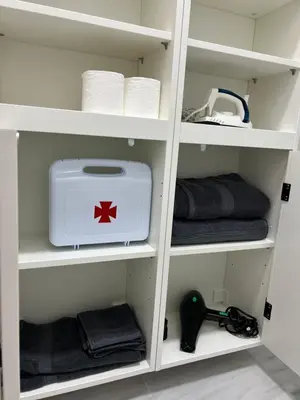 a white pantry with a toaster and towels at Ático con terraza - 2 minutos de la playa in Rota