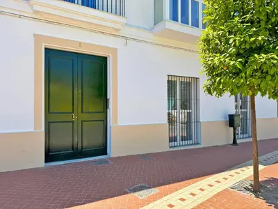 a green door on the side of a building at Apartamento El Tabanco - Ole Solutions in Jerez de la Frontera