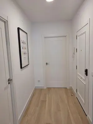 an empty hallway with white walls and wooden floors at Cabildo Plaza 1 Sanlúcar de Barrameda in Sanlúcar de Barrameda