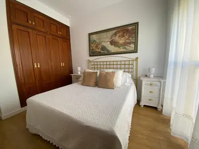 a bedroom with a bed and a painting on the wall at Apartamento La Isla in San Fernando