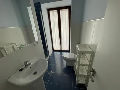 a bathroom with a sink and a toilet at Apartamento en pleno centro de Jerez de la Frontera in Jerez de la Frontera