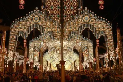a crowd of people standing in front of a structure with lights at Apartamento en pleno centro de Jerez de la Frontera in Jerez de la Frontera