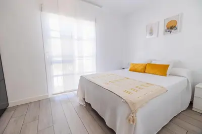 a small bedroom with a bed and a desk at GuestReady - La Ostra in Novo Sancti Petri