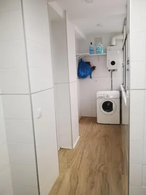 a small bathroom with a washing machine and a washer at Aires de Cadiz Apartamento a estrenar in Cádiz