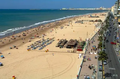 a beach with a lot of people and the ocean at Aires de Cadiz Apartamento a estrenar in Cádiz