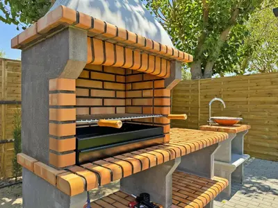 a pizza oven sitting on top of a wooden bench at Casa Las Mironas I - Ole Solutions in El Puerto de Santa María