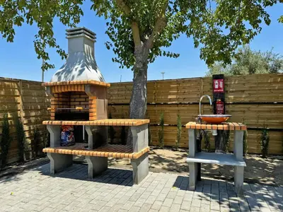 a outdoor oven and a sink next to a fence at Casa Las Mironas I - Ole Solutions in El Puerto de Santa María