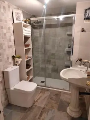 a bathroom with a shower and a toilet and a sink at apartamento en Puerto Real in El Trocadero
