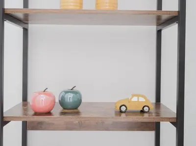 a shelf with apples and a toy car on it at Sibs Sanlucar Altamar Nuevo Centrico Tranquilo in Sanlúcar de Barrameda