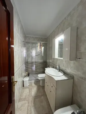 a bathroom with a toilet and a sink and a toilet istg at Piso en Cadiz para Verano in Cádiz
