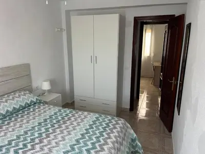 a bedroom with a bed and a closet at Piso en Cadiz para Verano in Cádiz