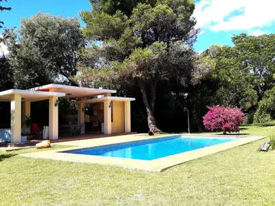 a swimming pool in the yard of a house at Casa 1 dormitorio con piscina privada y jardin in Arcos de la Frontera