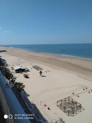 an overhead view of a beach with people on it at Apartamento primera linea de playa in Cádiz