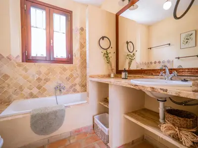 a bathroom with a tub and a sink and a bath tub at Casa Rancho el Marques fjhomefj in Jerez de la Frontera