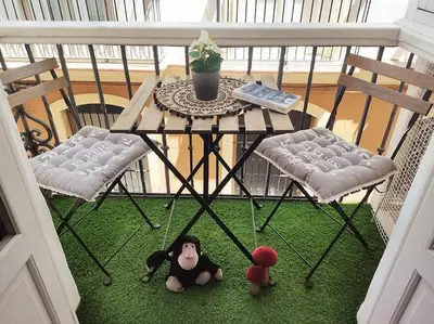 a small table and two chairs on a balcony at Apartamento 'Mini Jungle' en el corazón de Cádiz in Cádiz