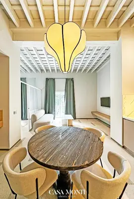 a dining room with a table and chairs at Casa Monti - Sherry Suites A in Jerez de la Frontera