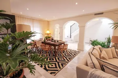 a living room with a table and some plants at Casa de lujo en Las Redes in El Puerto de Santa María