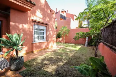 a plant in a pot next to a building at Casa de lujo en Las Redes in El Puerto de Santa María