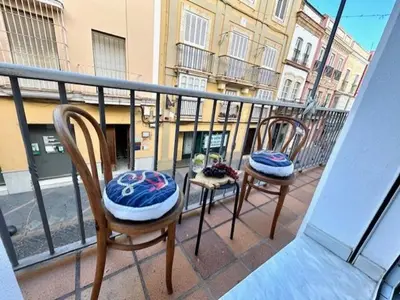 two chairs on a balcony with a view of a building at GATU el Capitán 