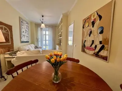 a living room with a table with a vase of flowers on it at GATU el Capitán 