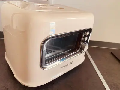 a white toaster sitting on top of a counter at Musa del Paraíso in Novo Sancti Petri