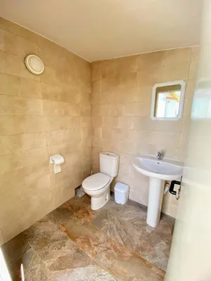 a bathroom with a toilet and a sink at Chalet con encanto en Conil SOLO FAMILIAS Y PAREJAS in Conil de la Frontera