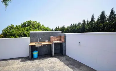 a sink on the side of a white fence at Chalet con encanto en Conil SOLO FAMILIAS Y PAREJAS in Conil de la Frontera