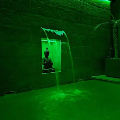 a green room with a statue in a mirror at Chalet con encanto en Conil SOLO FAMILIAS Y PAREJAS in Conil de la Frontera