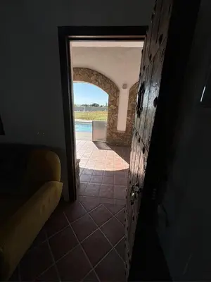 a hallway with a door leading to a pool at Villa Los abuelos in Hozanejos