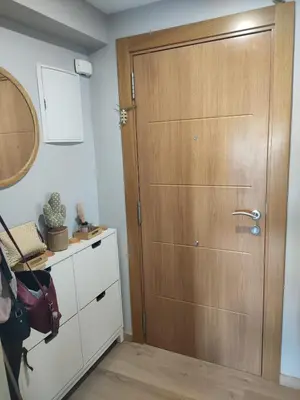 a closet with a wooden door next to a dresser at Apartamento 3 Dormitorios con Terraza in Jerez de la Frontera