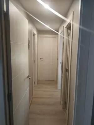 an empty hallway with a hallwayngthngthngthngthngthngthngthngthngthngth at Apartamento 3 Dormitorios con Terraza in Jerez de la Frontera