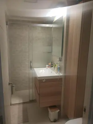 a bathroom with a shower and a sink and a toilet at Apartamento 3 Dormitorios con Terraza in Jerez de la Frontera