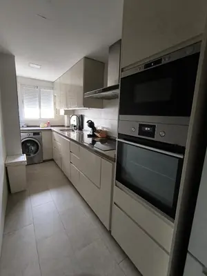 a kitchen with a stove and a microwave at Apartamento 3 Dormitorios con Terraza in Jerez de la Frontera