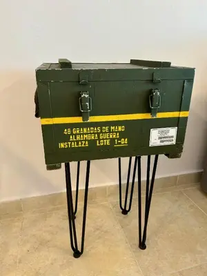 a green trunk sitting on top of a table at GATU Ático Divino 