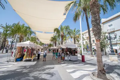 a street market in a city with palm trees at Apartamento Santa M Serenity Cadiz in Cádiz