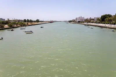 a river with several boats in the water at GINVA - Apartamento en pleno centro 3 in El Puerto de Santa María