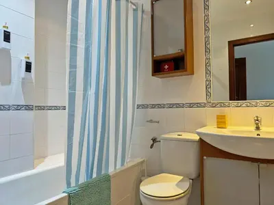 a bathroom with a toilet and a sink and a shower at Apartamento Minotauro - Ole Solutions in Jerez de la Frontera