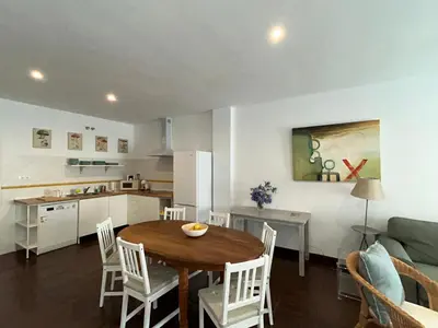 a kitchen and living room with a table and chairs at Quilla Puerto Sherry in El Puerto de Santa María