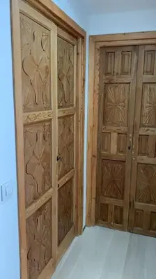 a room with two wooden doors in a room at piso de 2 dormitorios in El Puerto de Santa María