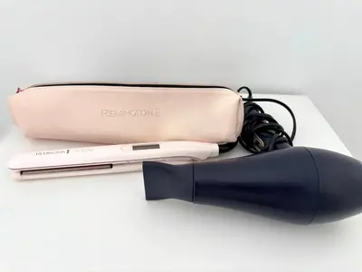 a cell phone and a pen next to a bag at Apartamento Atlántico in Rota
