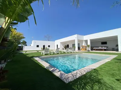 a villa with a swimming pool in a yard at Villa con piscina Camino Doñana in Sanlúcar de Barrameda